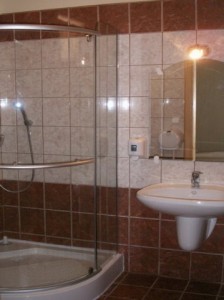 Fürdőszoba zuhanyzóval